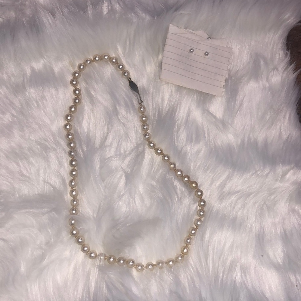 Pretty white pearl set